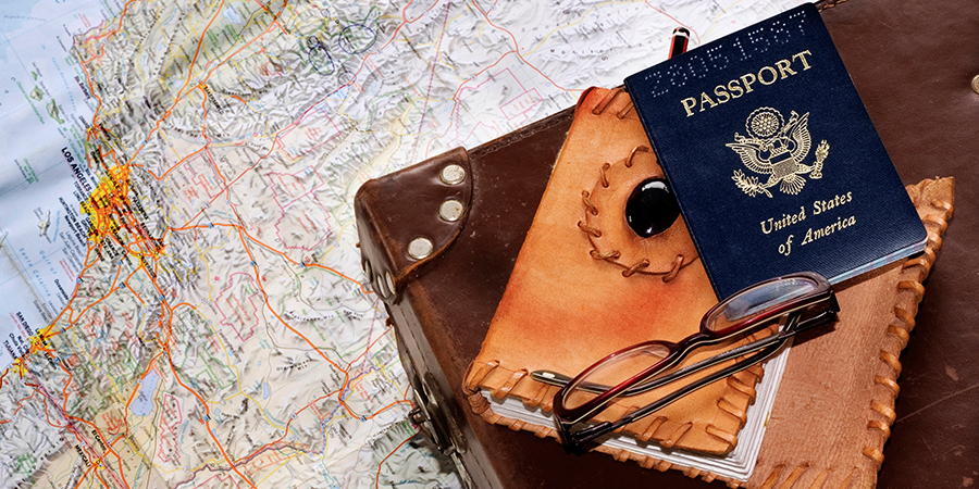 Um passaporte em cima de um mapa
