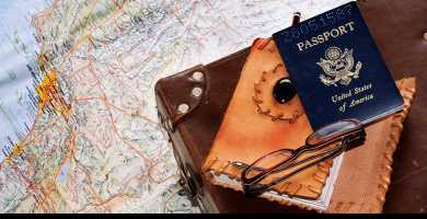 Um passaporte em cima de um mapa
