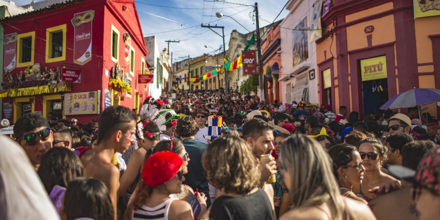 Rua lotada de pessoas em um carnaval